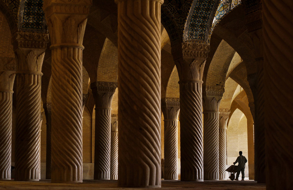 the Vakil mosque also has some distinctive features